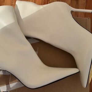 *NWOT* Zara  Off White Pointy Toe Ankle Boot